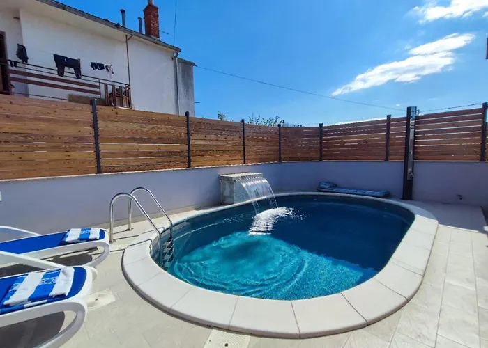 Villa Pop Sleeps 3 With Pool *