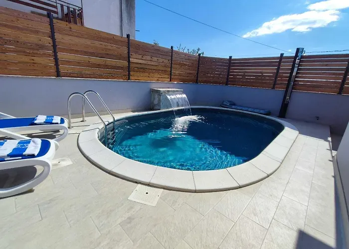 Villa Pop Sleeps 3 With Pool *