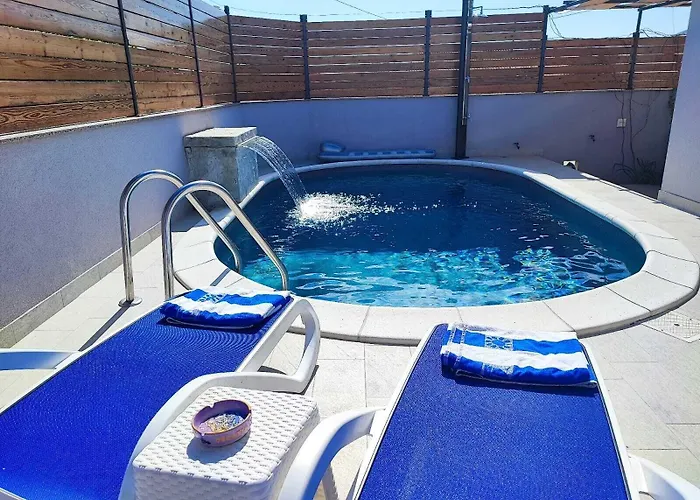 Pop Sleeps 3 With Pool *