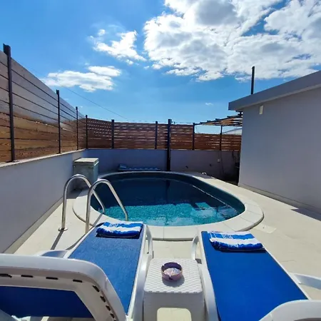 Villa Pop Sleeps 3 With Pool