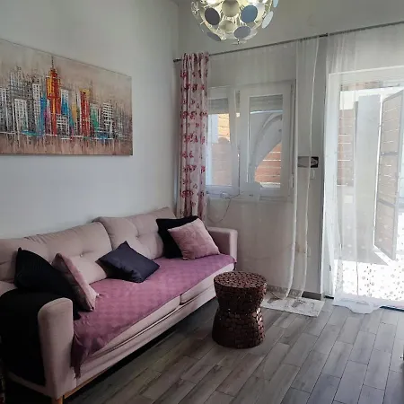 1 Bedroom Apartment Sleeps 3 - Outdoor Pool *