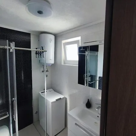 1 Bedroom Apartment Sleeps 3 - Outdoor Pool *