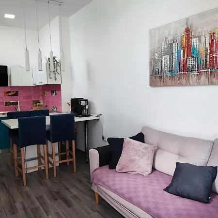 1 Bedroom Apartment Sleeps 3 - Outdoor Pool *