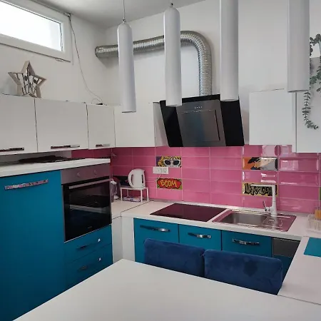 Villa Pop Sleeps 3 With Pool *