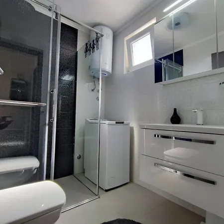 1 Bedroom Apartment Sleeps 3 - Outdoor Pool *