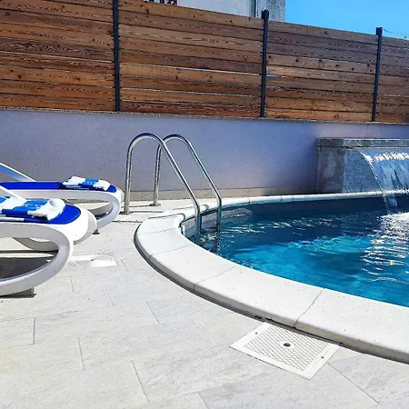 Villa Pop Sleeps 3 With Pool *