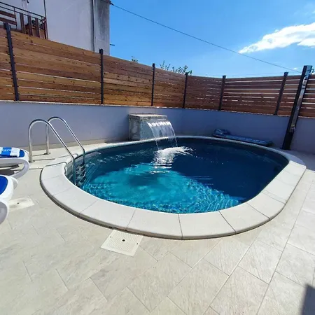 Villa Pop Sleeps 3 With Pool *