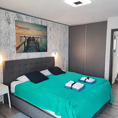 1 Bedroom Apartment Sleeps 3 - Outdoor Pool *