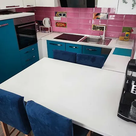 Villa Pop Sleeps 3 With Pool *