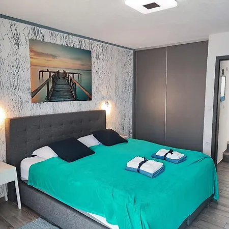 1 Bedroom Sleeps 3 - Outdoor Pool *