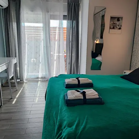 1 Bedroom Sleeps 3 - Outdoor Pool