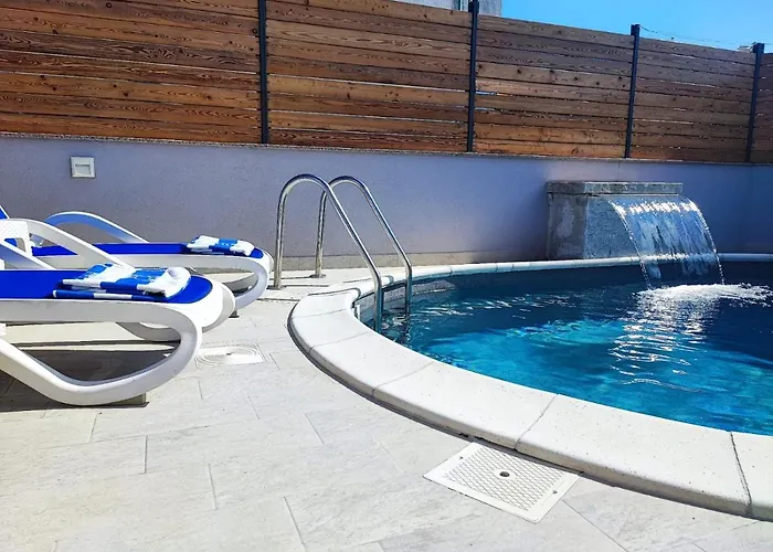 别墅 Pop Sleeps 3 With Pool 扎达尔