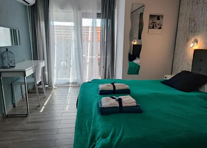 Pop Sleeps 3 With Pool Willa Zadar