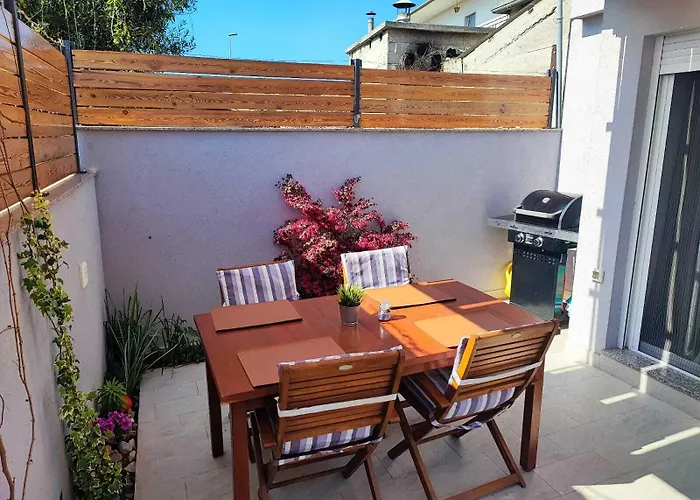 Pop Sleeps 3 With Pool Willa Zadar